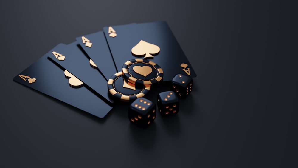Kartu remi as hitam dengan chip poker emas dan dadu di atas meja gelap, mewakili kategori poker