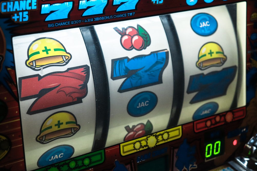 Mesin slot klasik dengan simbol tujuh di layar, mewakili kategori slot online