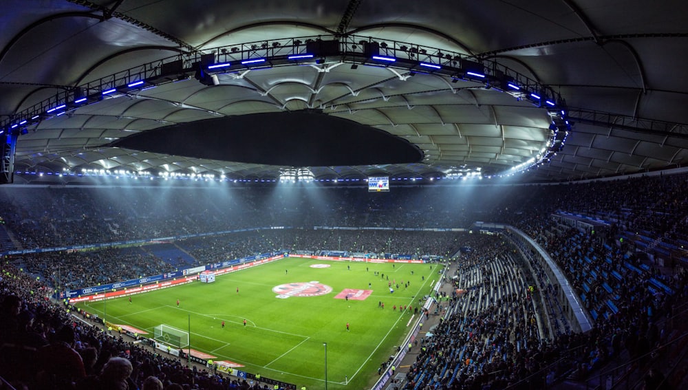 Suasana stadion sepak bola dari sudut tinggi dengan lampu menyala, mewakili kategori sportsbook
