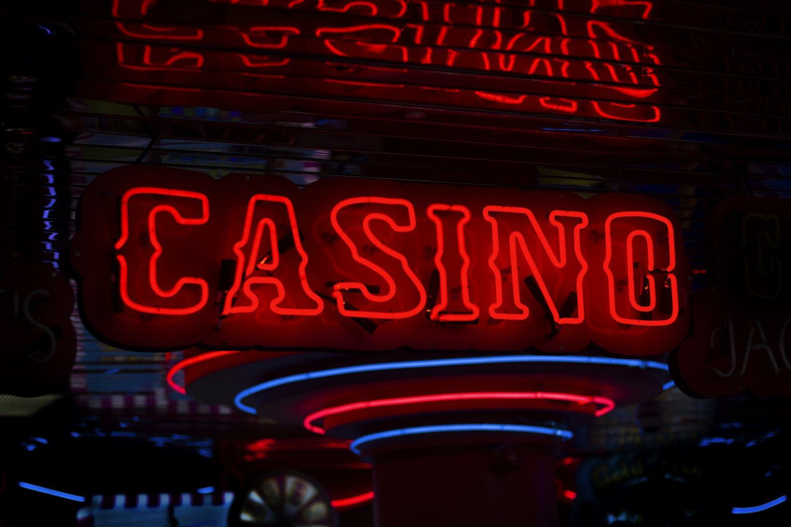 Papan neon bertuliskan Casino dengan cahaya merah, melambangkan dunia game online yang dibahas Rusia777